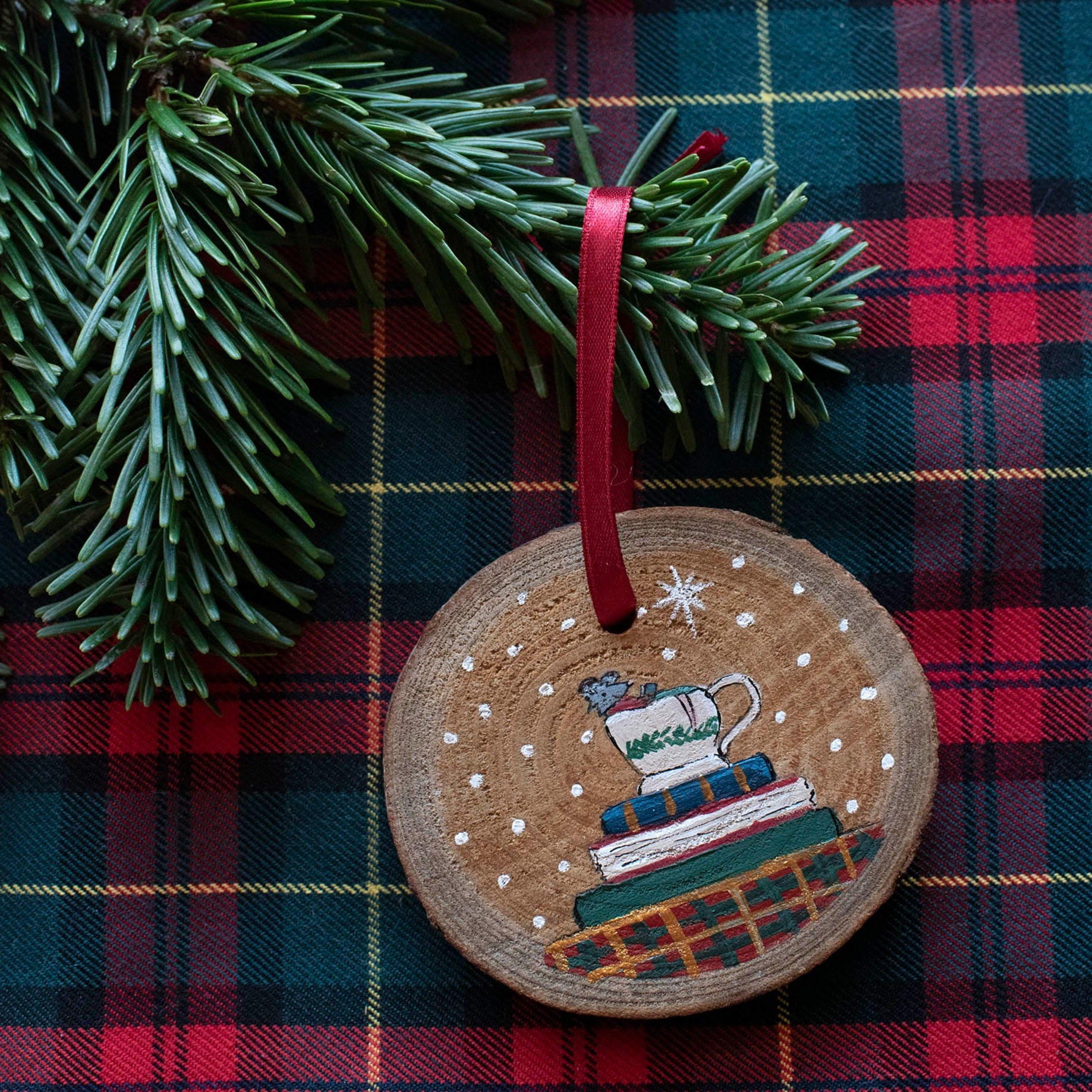 Suspension de Noël en bois, peinte à la main "Fonette sur une pile de livres" - Décorations