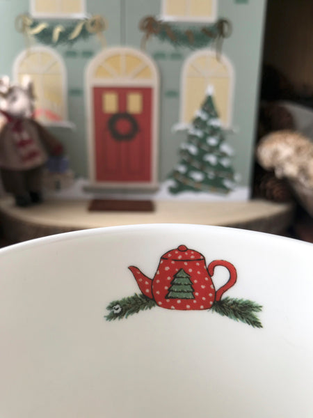 Tasse en porcelaine avec légers défauts sur illustration « Le Teatime de Noël des Souris »