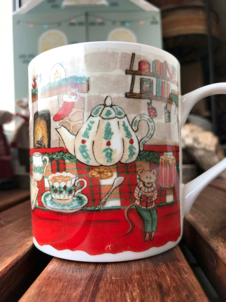 Tasse en porcelaine avec légers défauts sur illustration « Le Teatime de Noël des Souris »