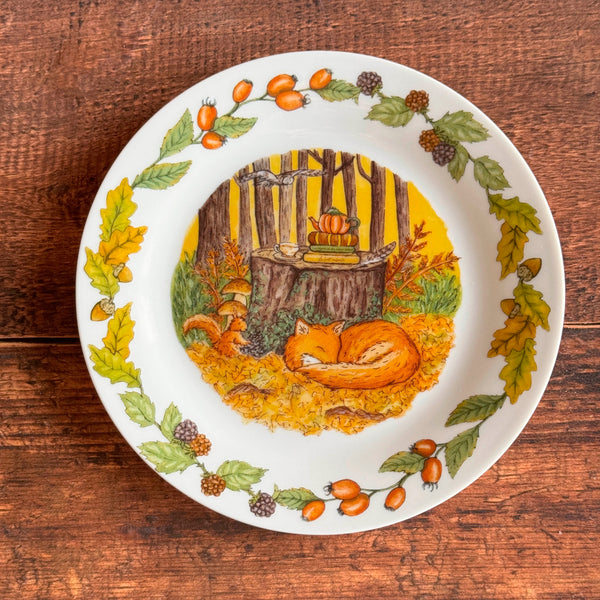 Assiette en porcelaine avec illustration décalée sur le côté et défaut en dessous « Tea time d'automne en forêt »