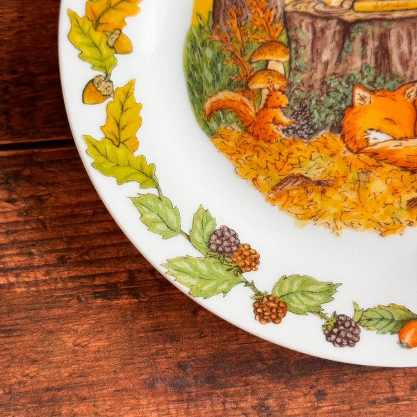 Assiette en porcelaine avec illustration décalée sur le côté et défaut en dessous « Tea time d'automne en forêt »
