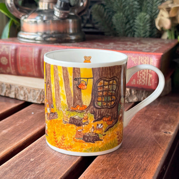 Tasse en porcelaine, avec défauts dans la porcelaine (l'anse et le dessous de la tasse), « Tea time d'automne en forêt »