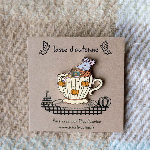 Pin's "Tasse d'automne" avec très légers défauts - Accessoire