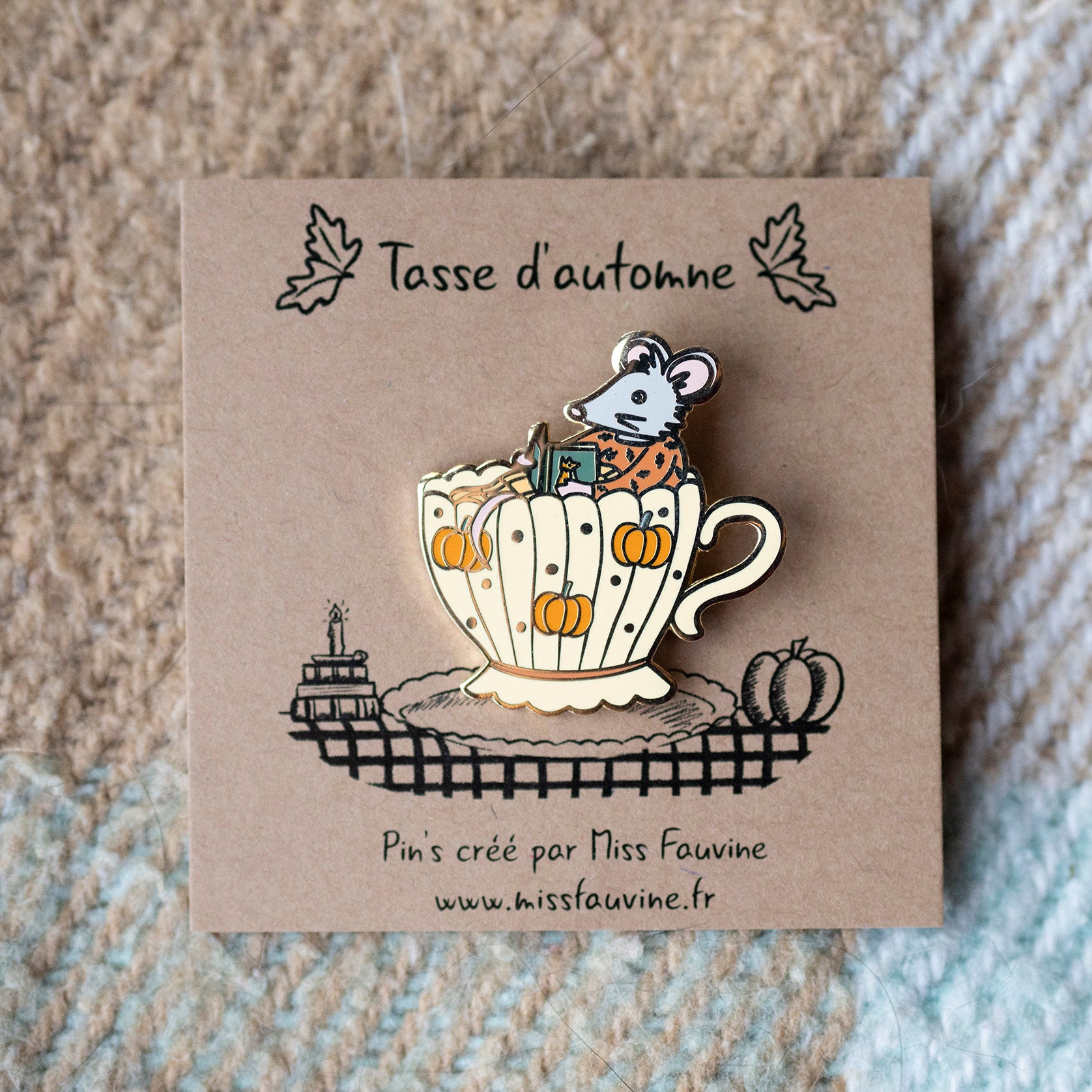 Pin's "Tasse d'automne" avec défauts, tracé trop épais - Accessoire