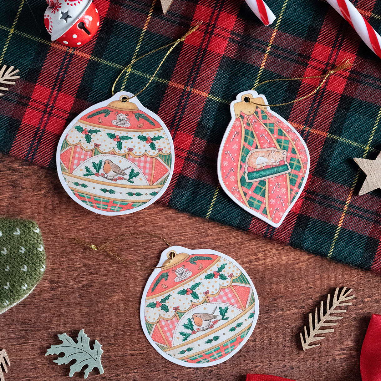 Lots d'étiquettes cadeaux "Boules de noël" - papeterie